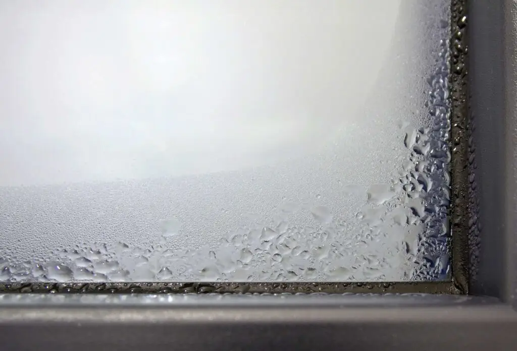 entra agua por la ventana de madera